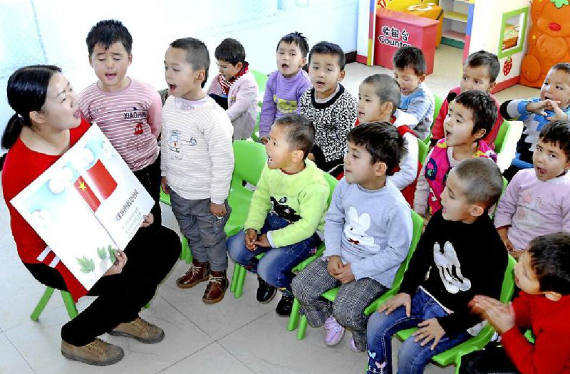 <b>教育部：幼师侮辱、变相体罚幼儿等行为 将予以</b>